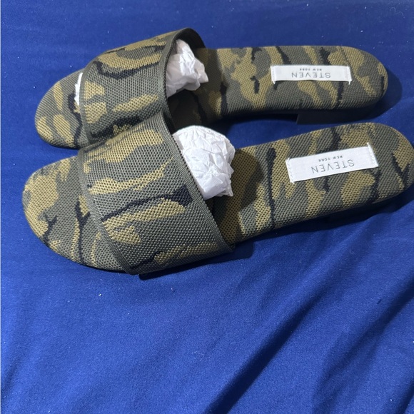 Size 8 Camouflage open toed flats/sandals - Picture 3 of 7